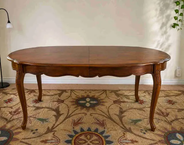 French Provincial Dining Table in Dining Tables & Sets in Mississauga / Peel Region - Image 2
