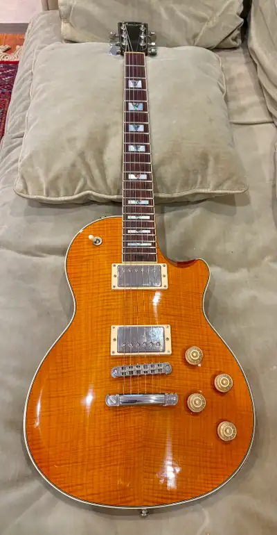 Very nice condition save for one small ding on the upper bount - see picture. Serial number look-up...