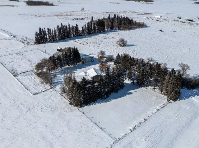 5.68 Acres only 15 mins to Edmonton! 5 Beds Dbl Garage + Shop in Houses for Sale in Edmonton - Image 2