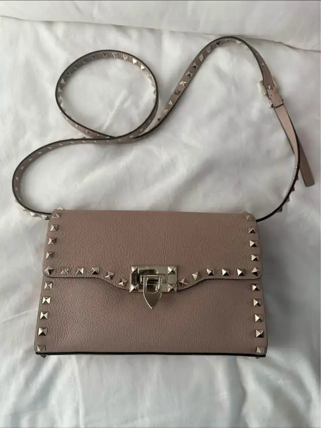 AUTHENTIC VALENTINO ROCKSTUD CROSSBODY BAG in Women's - Bags & Wallets in Mississauga / Peel Region - Image 2