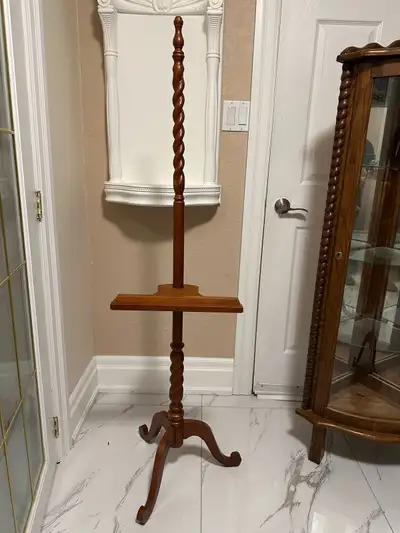 Beautiful vintage solid wood floor easel with elegant barley-twist detailing and a sturdy tripod bas...