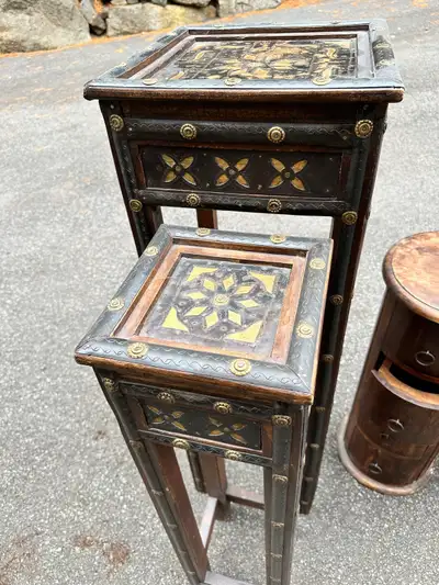 Ensemble de 2 Meuble décoratif en bois Le petit entre en dessous du plus grand Petit: env 46po de ha...