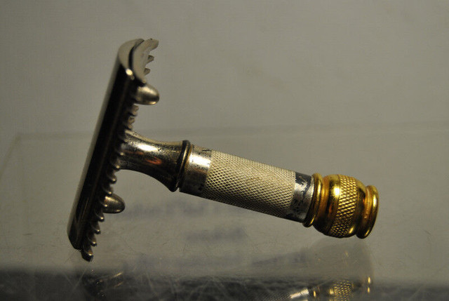 GILLETTE RAZOR SHAVER VINTAGE CANADA in Arts & Collectibles in Vancouver - Image 3