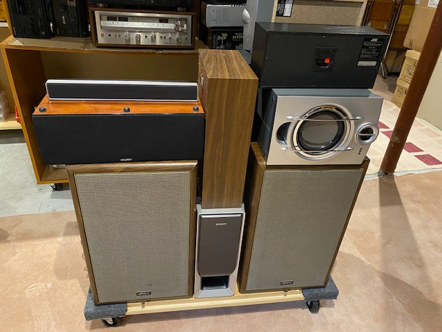 A collection of stereo equipment- Speakers and various equipment in Stereo Systems & Home Theatre in Markham / York Region - Image 3