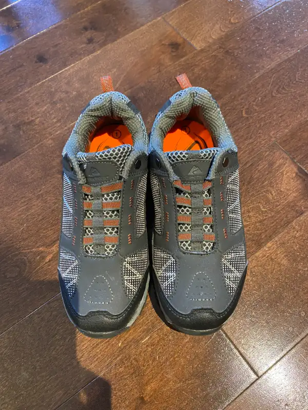 Selling brand new boy runners - Size 1 in Kids & Youth in St. Albert - Image 4