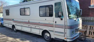 Composting Toilet, shower Has hydrological leveling, don't know if it works Drives well RV Queen mat...
