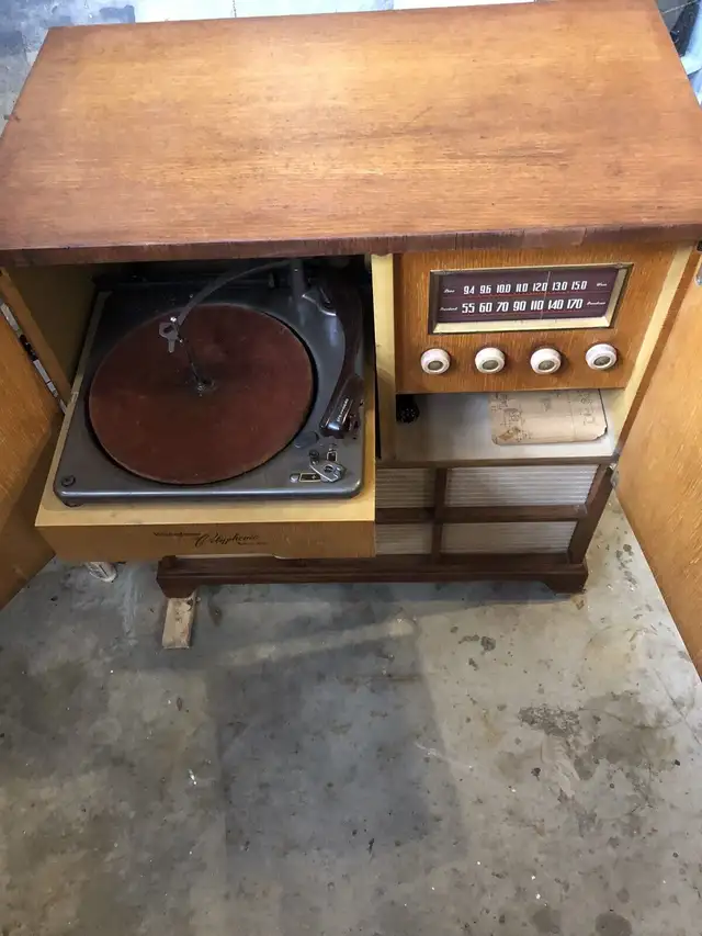 Antique Westinghouse tube radio & record player. in Arts & Collectibles in Markham / York Region - Image 2
