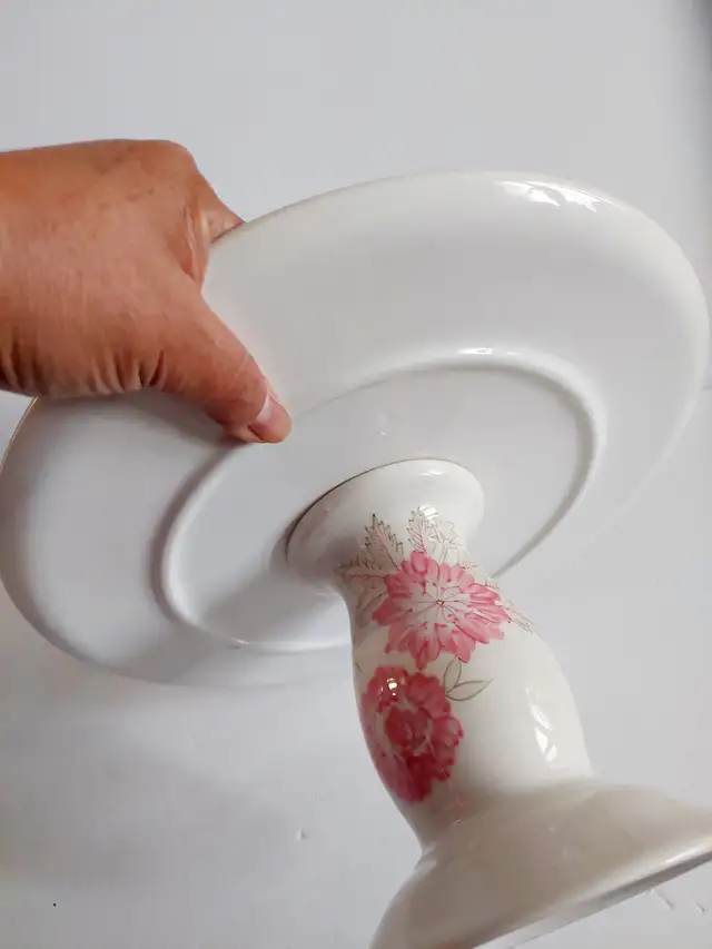 Beautiful cake stand, Nautica, Pink Sands in Kitchen & Dining Wares in Hamilton - Image 7