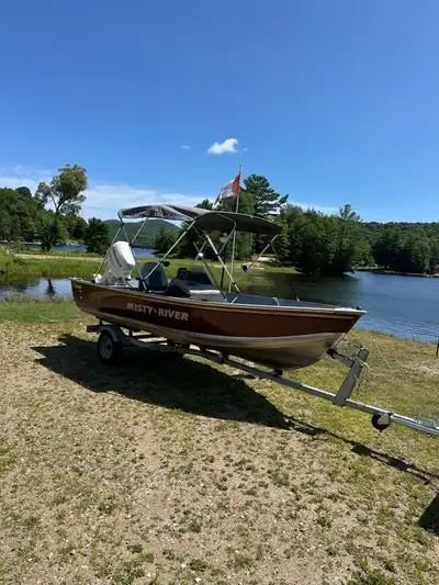 2004 Misty River Boat, Johnson 40 hp 4 stroke motor with hydraulic trim, Bimini top, 3 premium seats...