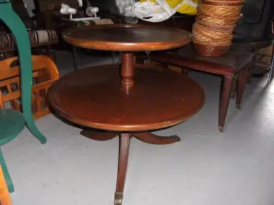 Ancienne table à deux étages, View more