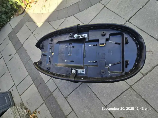 Triumph bonneville T100 King and Queen seat t100 in Other in City of Toronto - Image 6