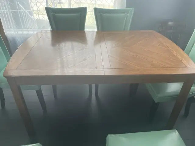 solid dining room table in Dining Tables & Sets in St. Albert - Image 3