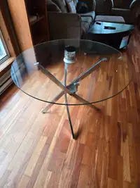 Table en vitre avec 4 chaises