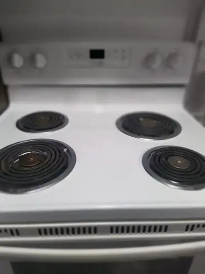 cuisiniere reguliere 30 po a elements serpentins comme neuf utilisé peu tel: 514-721-3950