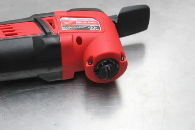 Milwaukee M18 18-Volt Oscillating Multi-tool in Power Tools in Peterborough - Image 7