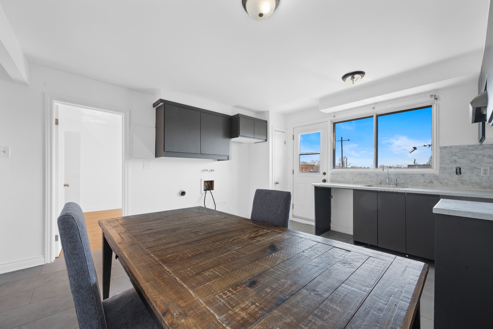 Impeccable 5½ avec 3 chambres à coucher, Libre Immédiatement !! — photo 1