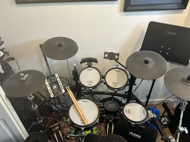 Roland TD-09 KX2 with Alesis Strike Amp, and MORE! in Drums & Percussion in West Island - Image 2