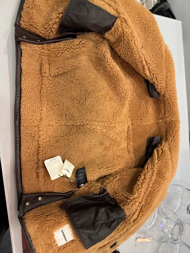 authentic Sandro leather shearling sharpa jacket brown new in Women's - Tops & Outerwear in City of Montréal - Image 7
