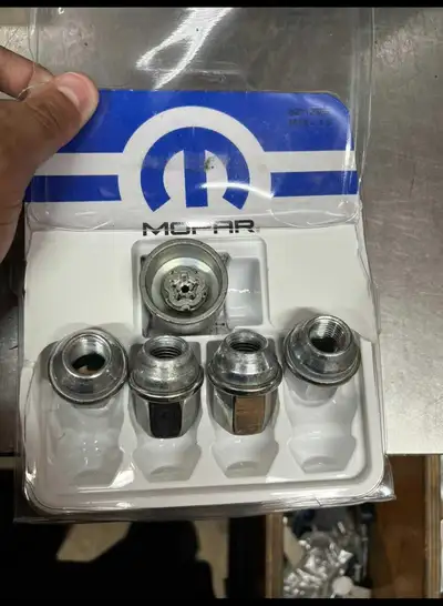 Selling Wheel Lock Set - Mopar (82212564)