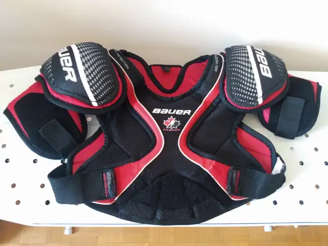 HOCKEY EQUIPMENT KIDS YOUTH SKATES size 3 PADS BAG PANTS KIT in Hockey in City of Toronto - Image 7