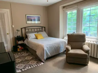 A wonderful room in a shared house/duplex with 3 other U of Ottawa students. The room is huge, 20 x...
