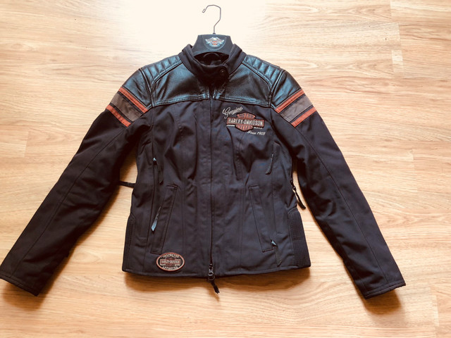 Manteau femme Harley Davidson grandeur small  dans Femmes - Hauts et vêtements d'extérieur  à Granby