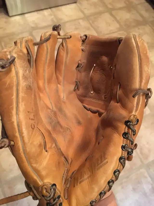 Vintage WinnWell baseball mitt glove in Arts & Collectibles in Gatineau - Image 4