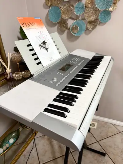 This is Casio LK-280, in mint and almost brand-new condition. In amazing condition as seen in the pi...