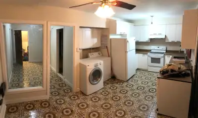5 1/2 1er août, 1600$, 3 chambres demi-meuble