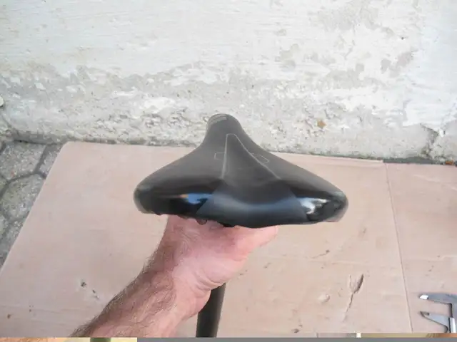 Fuji road race bicycle saddle with 27.2mm post black exc. shape in Frames & Parts in City of Toronto - Image 4
