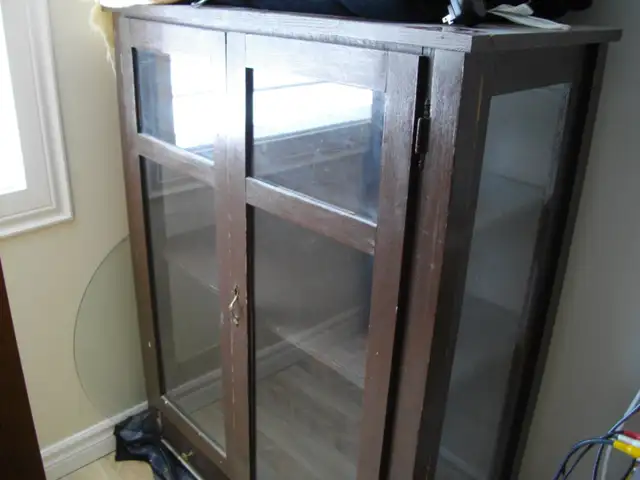 vintage display cabinet/hutch in Hutches & Display Cabinets in Lethbridge - Image 2