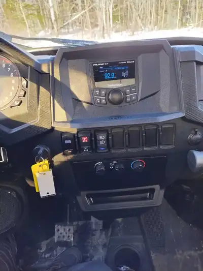 2022. Polaris trail. S. RZR 1000. Chauffage, système de sons. Très bonne confions. Heating ,sounds s...