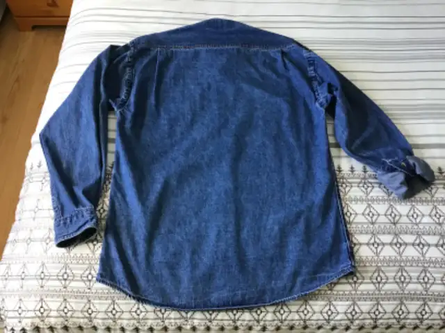 Women’s denim Denver Hayes shirt - size small in Women's - Tops & Outerwear in Summerside - Image 3