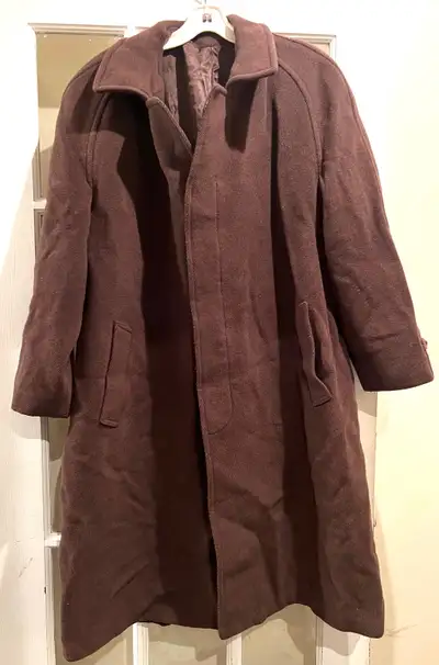 Manteau en feutre brun, poches externes et internes de chaque côté, / Brown felt coat, external and...