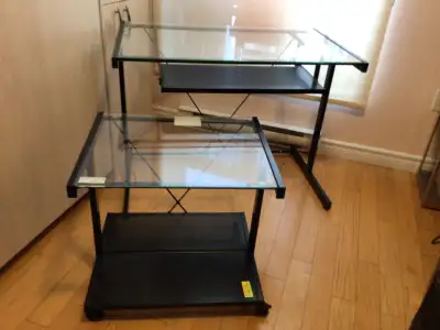 Pupitre ou bureau de travail avec chaise sur roulettes, View more