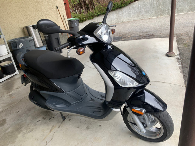2005 Piagio Fly 150 in Scooters & Pocket Bikes in Kelowna - Image 2