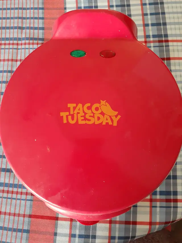 KITCHEN ITEMS: GRILL, QUESADILLA MAKER, WATER BOTTLES527575026165370881