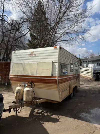 I'm selling a 1978 Prowler 17’ camper that, while showing its age, is ready for a new adventure! Thi...