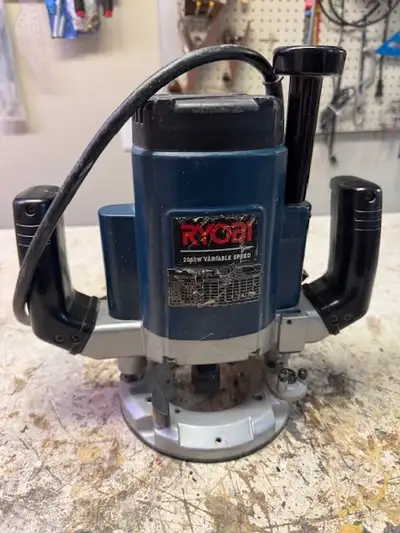 Ryobi 2050 Variable Speed Heavy Duty router 15 Amp. Model RE600N Includes numerous bits and table.