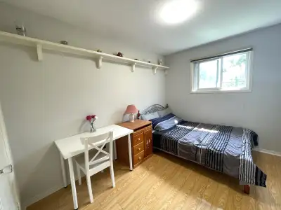 Near Finch Ave. & Lslie Street – Seneca College (Newnham Campus), North York A private bedroom on th...