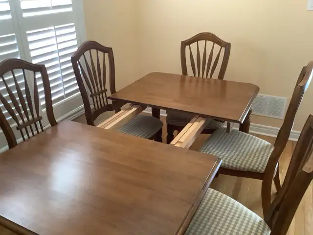 extendable solid wood dinning table with 6 chairs in Dining Tables & Sets in Markham / York Region - Image 4