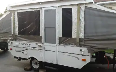 Tente roulotte 2007 de marque Rockwood Freedom Model 1940 LTD. Poids 1656 LBS. Pour information ou v...