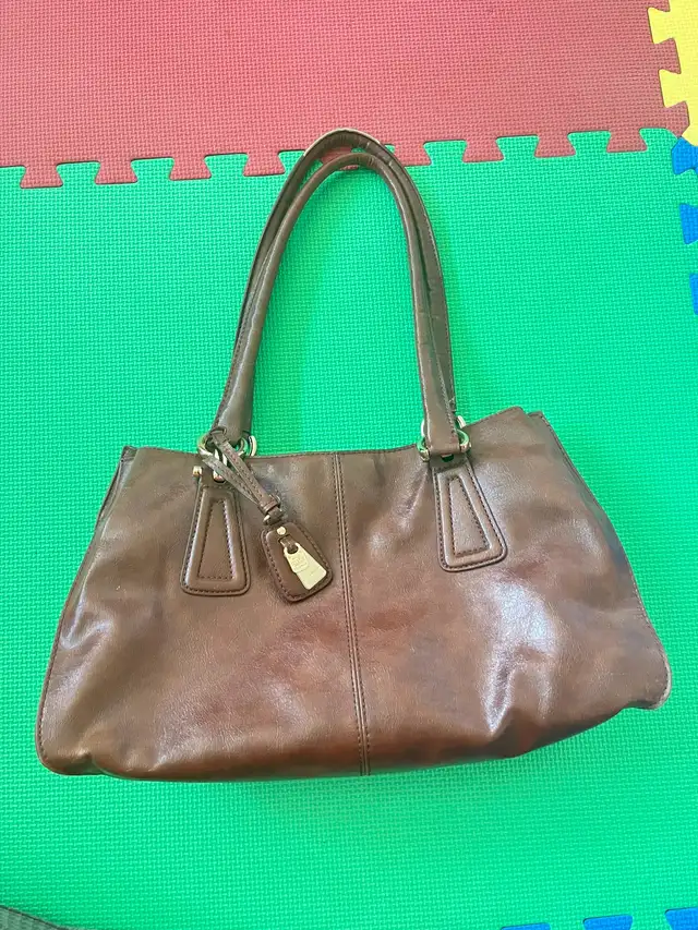 Woman’s Liz Claiborne Brown Handbag in Women's - Bags & Wallets in City of Toronto - Image 2