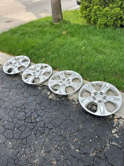 These are used Hyundai hubcaps, 17 inches in size, perfect as front and rear wheel covers. They show...