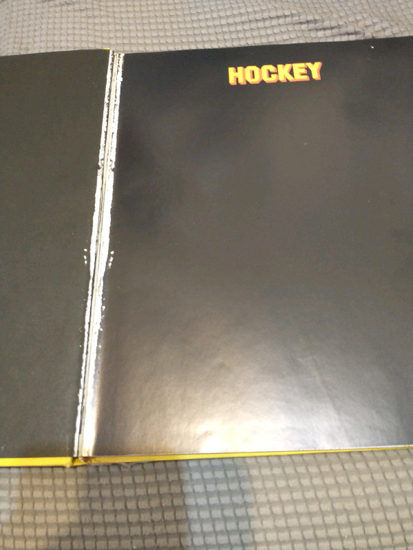'Hockey' (1969), 98 pages hardcover in Non-fiction in City of Toronto - Image 2