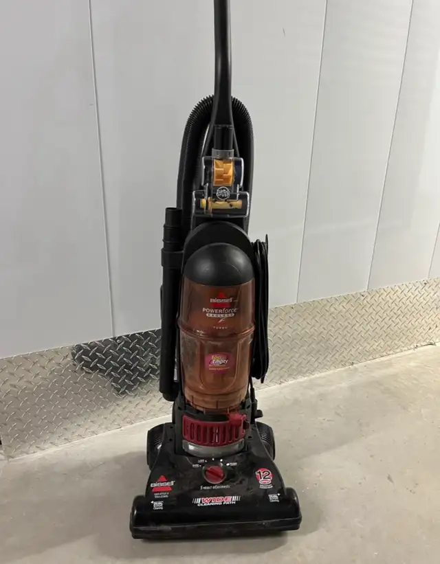 Bissell upright cord vacuum in Vacuums in Oakville / Halton Region - Image 2