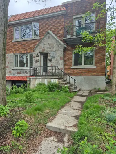 sunny appartment in second flour in a triplex building with large backyard balconny and west side ba...