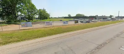 Outdoor graveled industrial land for rent. Good location. Approx. 1/2 acre available on month to mon...