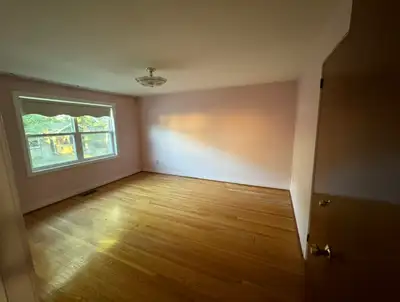 Master bedroom available on 2nd floor of a house for female in Scarborough Utilities -all included L...