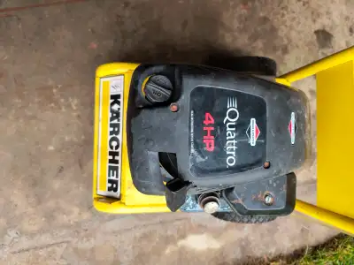 Selling a good working order Briggs and Stratton 4 HP 158cc vertical engine with a 7/8 shaft - Oil c...
